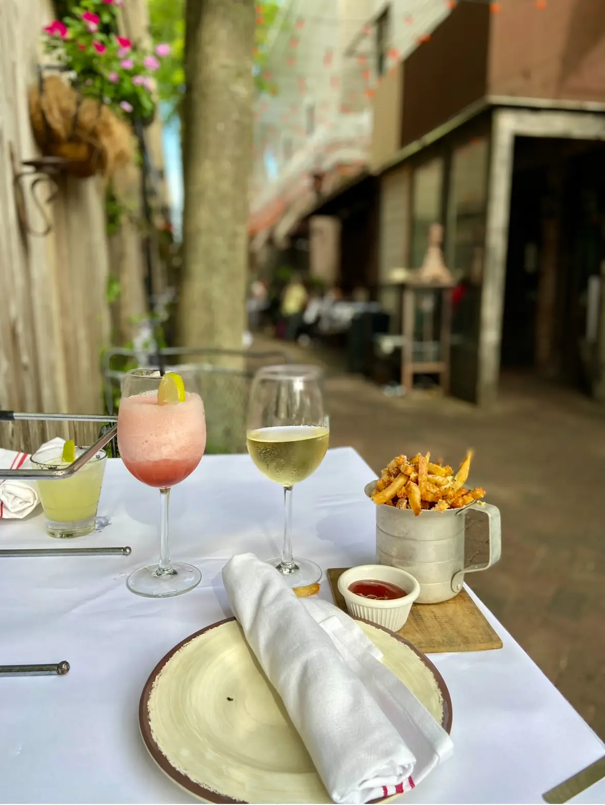 Outdoor Dining in Babylon
