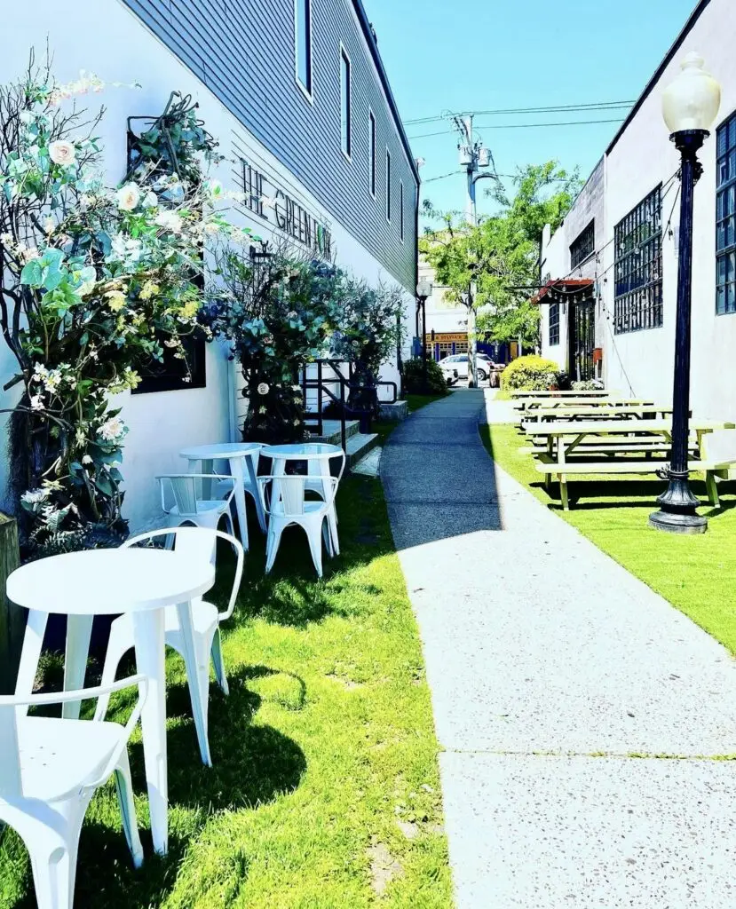 Outdoor Dining in Babylon