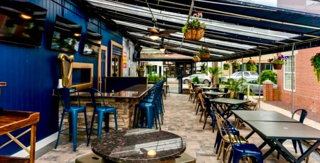 Outdoor Dining in Islip