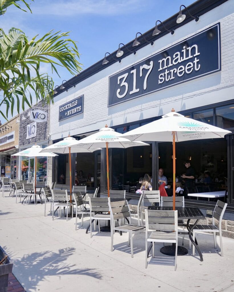 Outdoor Dining in Farmingdale